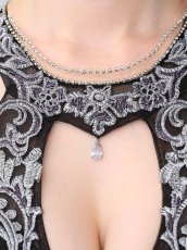 画像7: [Veautt]ホルターネック・フラワー刺繡・ネックビジュー・Vカット・サイドファスナー・タイト・ミディアムドレス・ワンピース《送料＆代引き手数料無料》 (7)
