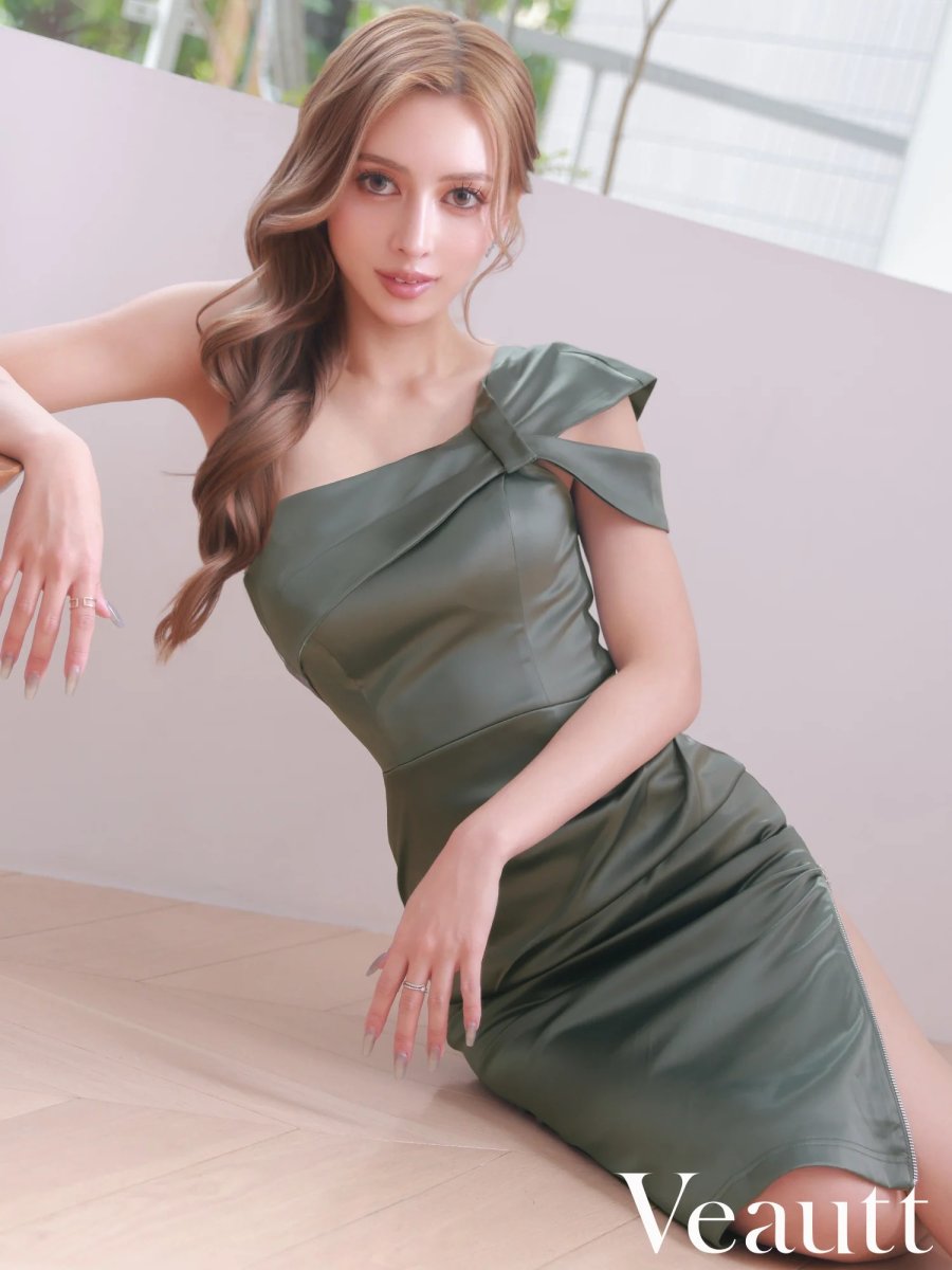 画像2: [ XS-Mサイズ / 4カラー ][Veautt]サテン・ワンショルダー・サイドスリット・タイト・ミディアムドレス《送料＆代引き手数料無料》 (2)