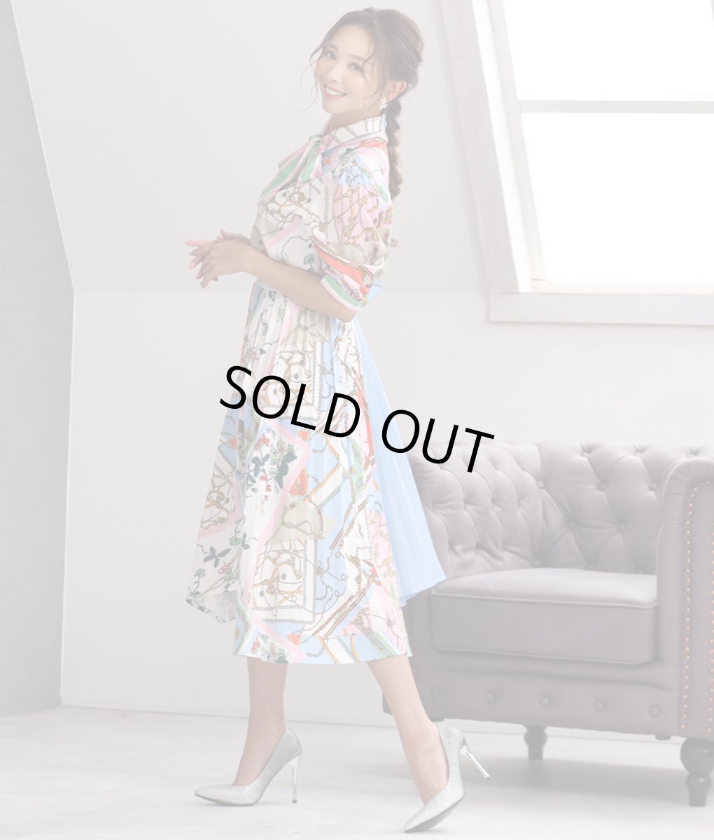 画像2: [rinfarre]ライトブルー・パステル・スカーフ柄・リボンタイ・半袖ブラウス・Aライン・プリーツ・ミディアムスカート・セットアップ・ツーピース[山崎みどり着用][送料無料] (2)