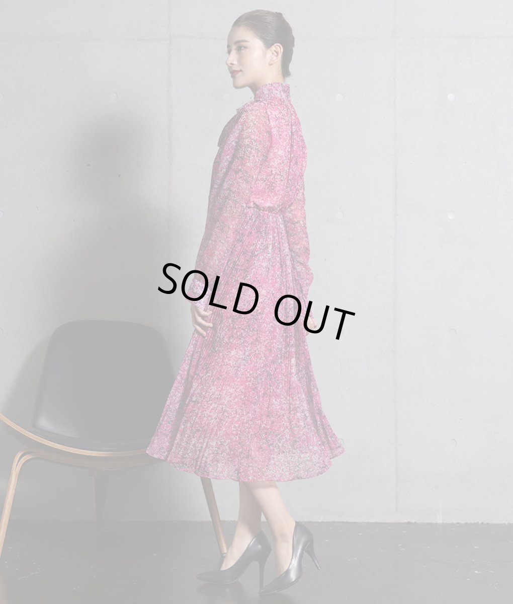 画像2: [rinfarre]パープルピンク・プリント柄・シフォン・リボンタイ・プチハイネック・プリーツ・長袖 ・ミディアムドレス・ワンピース[MIRIN着用][送料無料] (2)