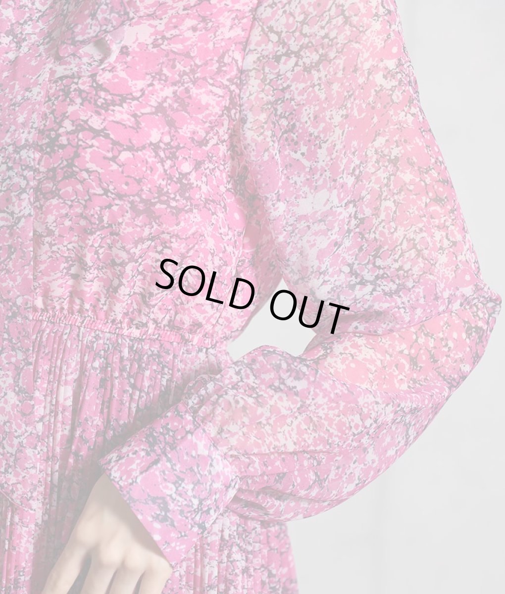 画像11: [rinfarre]パープルピンク・プリント柄・シフォン・リボンタイ・プチハイネック・プリーツ・長袖 ・ミディアムドレス・ワンピース[MIRIN着用][送料無料] (11)