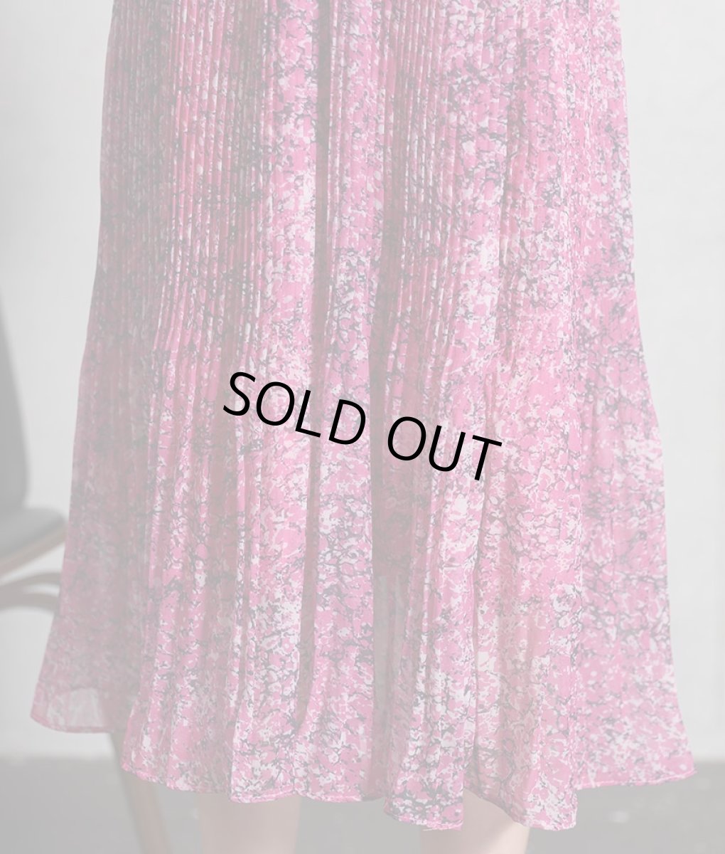 画像12: [rinfarre]パープルピンク・プリント柄・シフォン・リボンタイ・プチハイネック・プリーツ・長袖 ・ミディアムドレス・ワンピース[MIRIN着用][送料無料] (12)