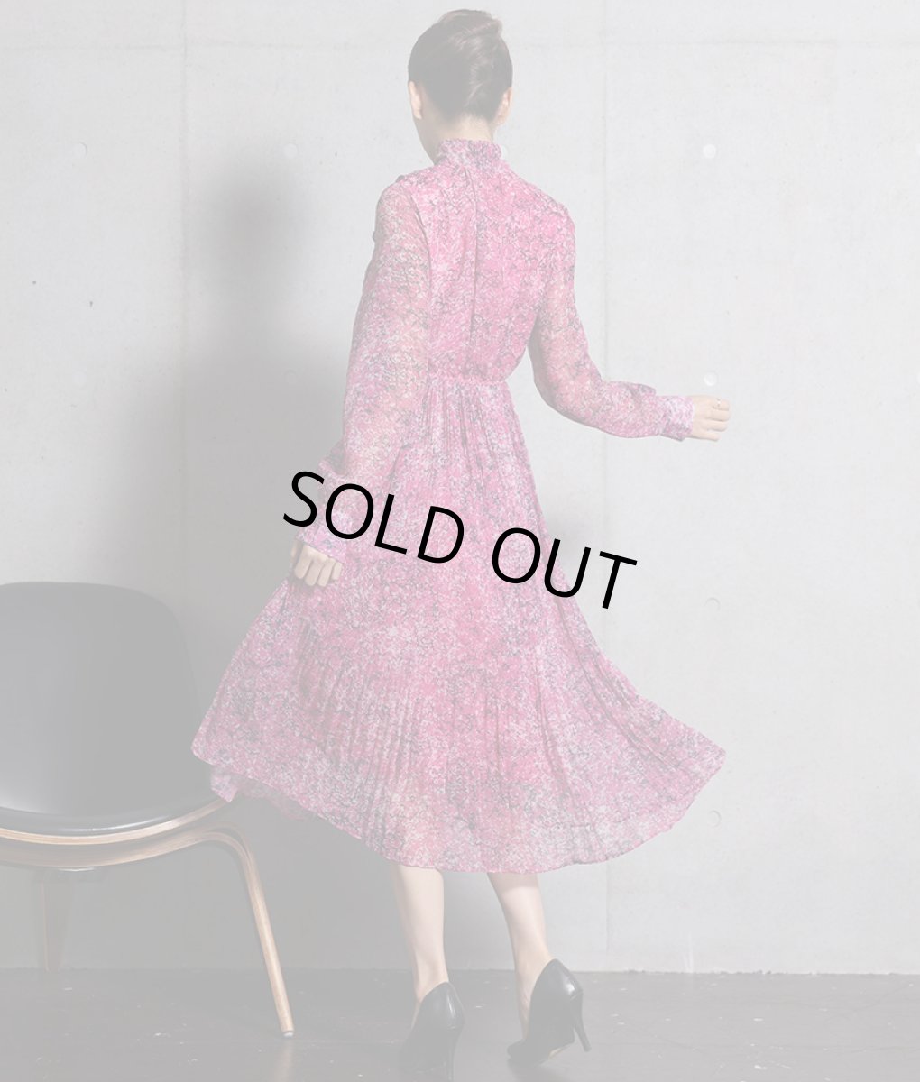 画像3: [rinfarre]パープルピンク・プリント柄・シフォン・リボンタイ・プチハイネック・プリーツ・長袖 ・ミディアムドレス・ワンピース[MIRIN着用][送料無料] (3)