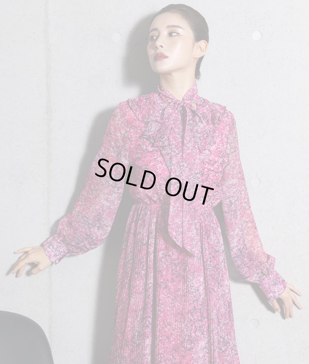 画像4: [rinfarre]パープルピンク・プリント柄・シフォン・リボンタイ・プチハイネック・プリーツ・長袖 ・ミディアムドレス・ワンピース[MIRIN着用][送料無料] (4)