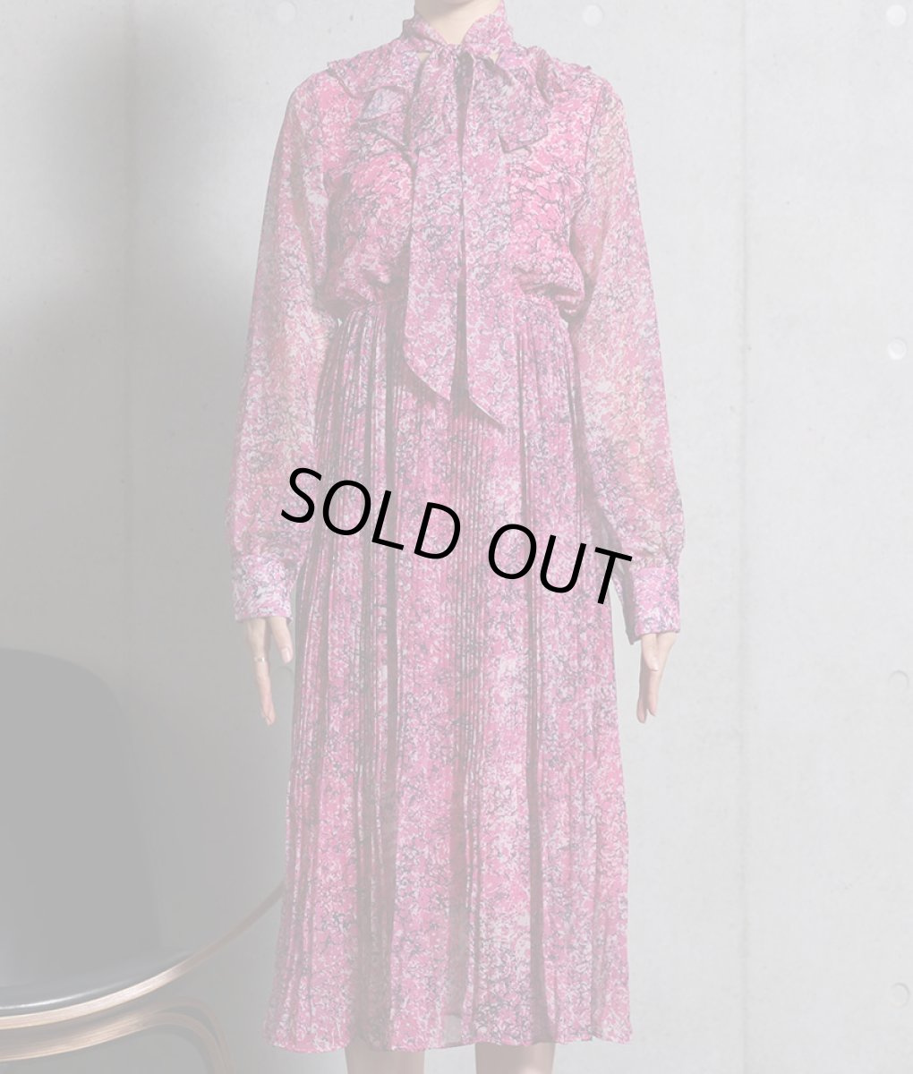 画像6: [rinfarre]パープルピンク・プリント柄・シフォン・リボンタイ・プチハイネック・プリーツ・長袖 ・ミディアムドレス・ワンピース[MIRIN着用][送料無料] (6)