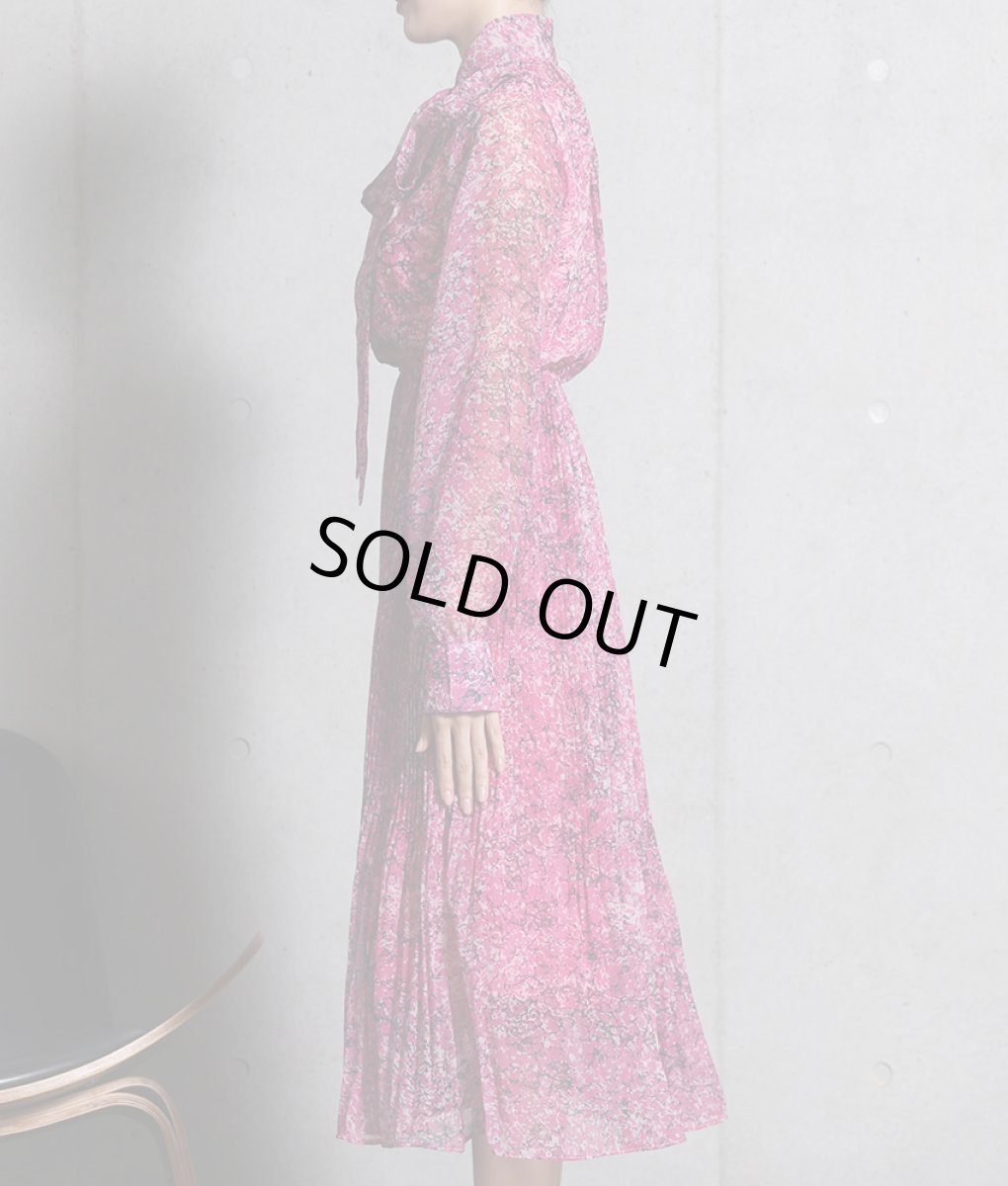 画像7: [rinfarre]パープルピンク・プリント柄・シフォン・リボンタイ・プチハイネック・プリーツ・長袖 ・ミディアムドレス・ワンピース[MIRIN着用][送料無料] (7)