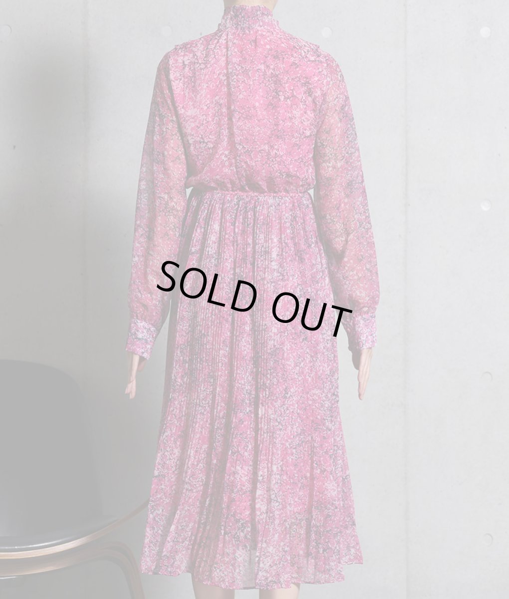 画像8: [rinfarre]パープルピンク・プリント柄・シフォン・リボンタイ・プチハイネック・プリーツ・長袖 ・ミディアムドレス・ワンピース[MIRIN着用][送料無料] (8)