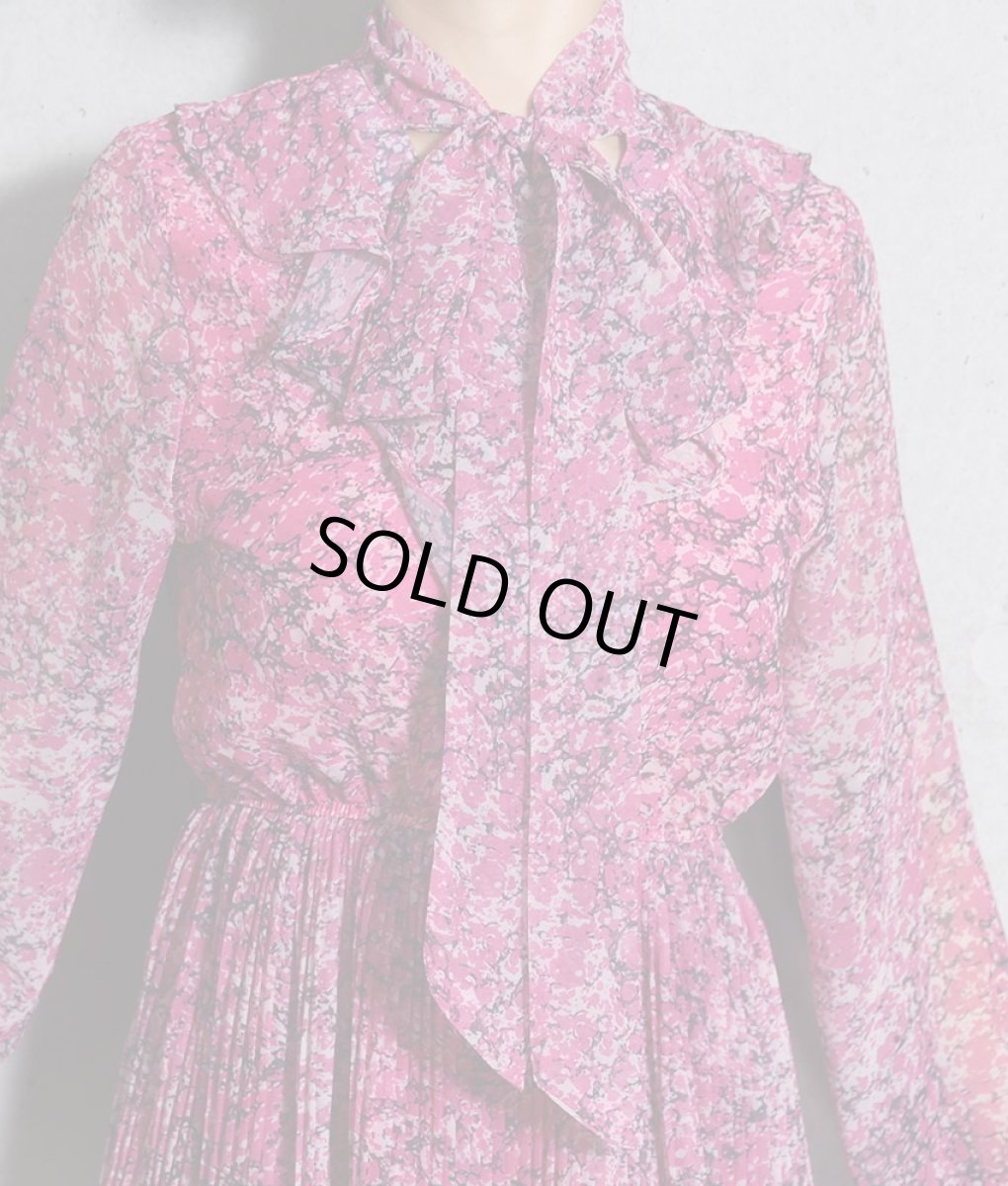 画像9: [rinfarre]パープルピンク・プリント柄・シフォン・リボンタイ・プチハイネック・プリーツ・長袖 ・ミディアムドレス・ワンピース[MIRIN着用][送料無料] (9)