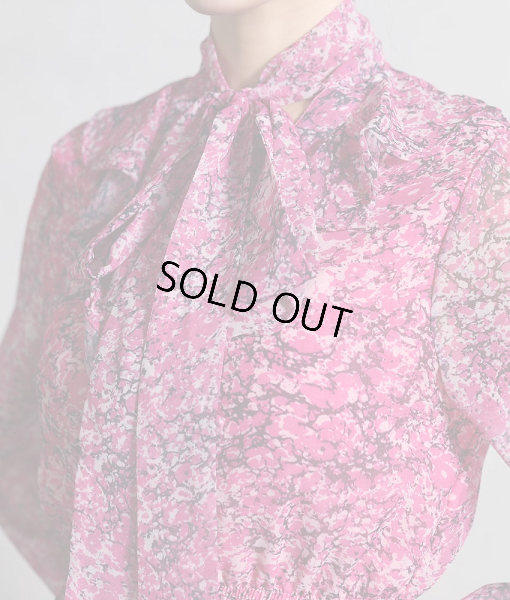 画像10: [rinfarre]パープルピンク・プリント柄・シフォン・リボンタイ・プチハイネック・プリーツ・長袖 ・ミディアムドレス・ワンピース[MIRIN着用][送料無料] (10)