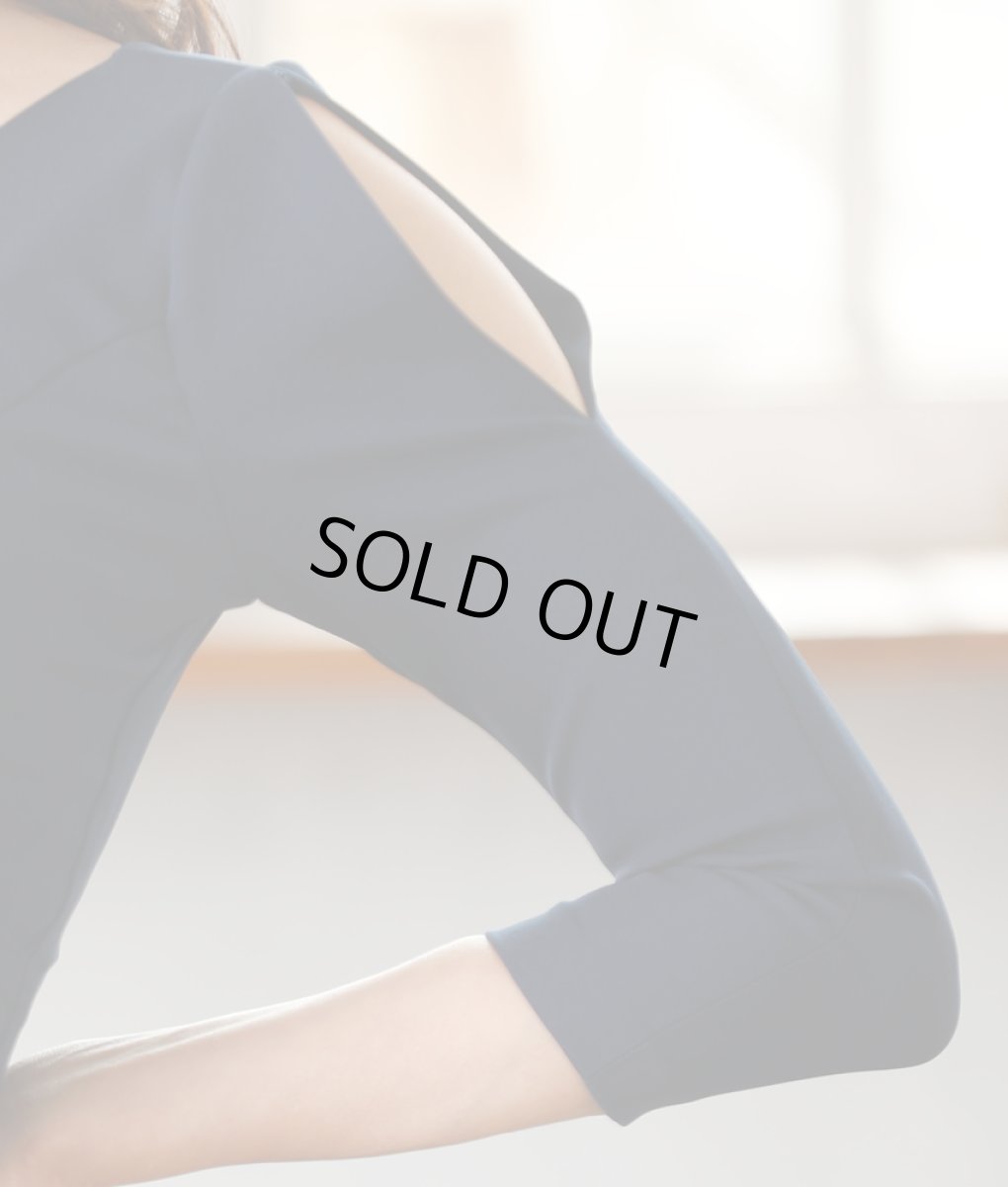 画像9: [韓国製][rinfarre][再入荷なしの現品限り][山崎みどり着用][姉ageha]ネイビー・Vネック・七分袖・タイト・前スリット・大人・ミディアムドレス・ワンピース[送料無料] (9)