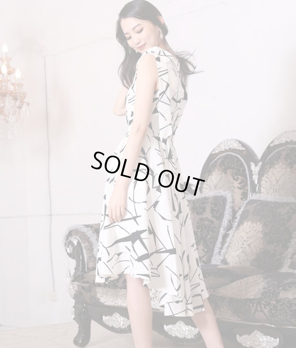 画像2: [SALE品のため返品不可＆再入荷なしの現品限り][韓国製][rinfarre]ホワイト×ブラック・肩リボン・ノースリーブ・Vネック・アシメントリー Aライン・フレア・ミディアムドレス[黒木麗奈着用] (2)