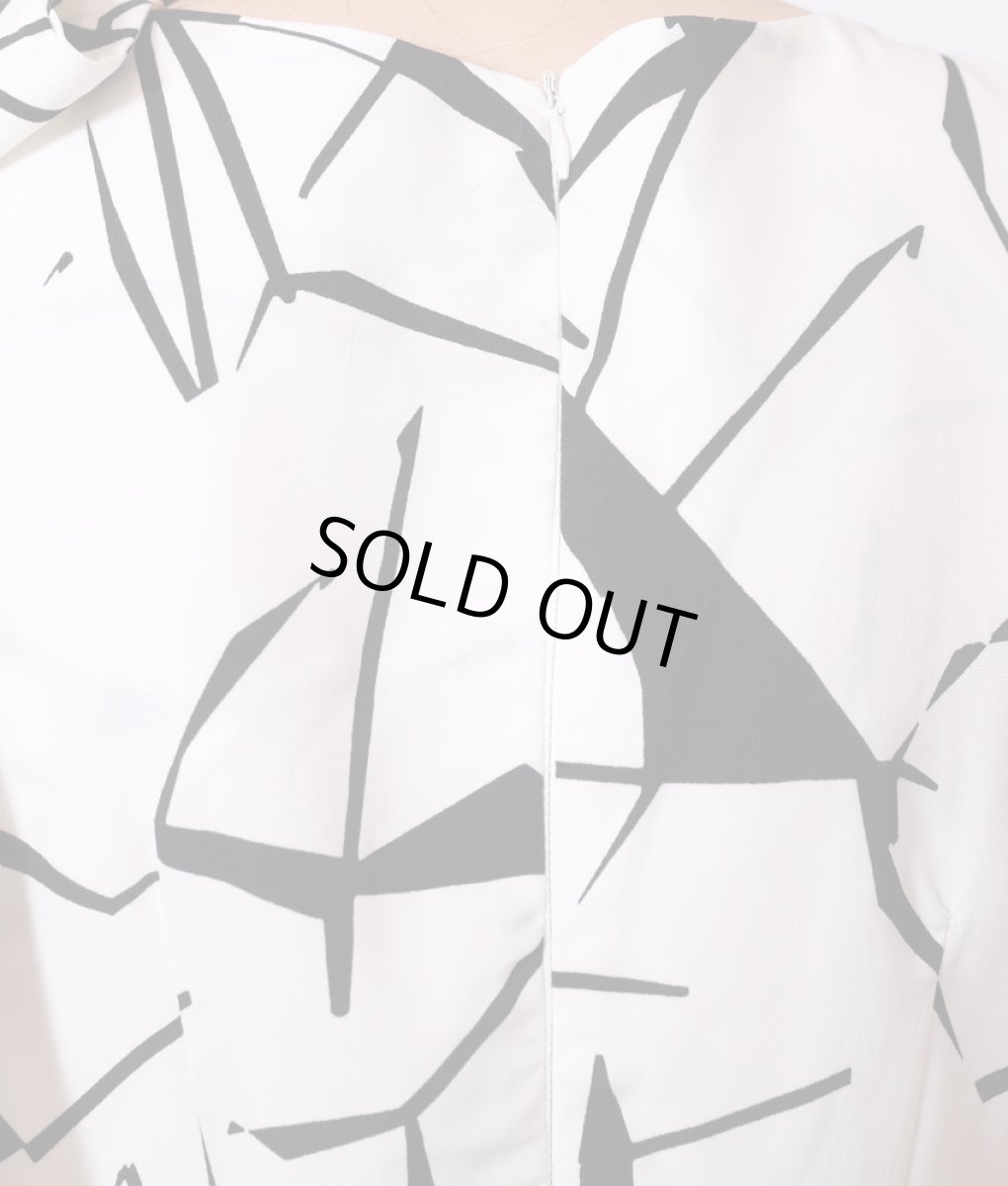 画像11: [SALE品のため返品不可＆再入荷なしの現品限り][韓国製][rinfarre]ホワイト×ブラック・肩リボン・ノースリーブ・Vネック・アシメントリー Aライン・フレア・ミディアムドレス[黒木麗奈着用] (11)