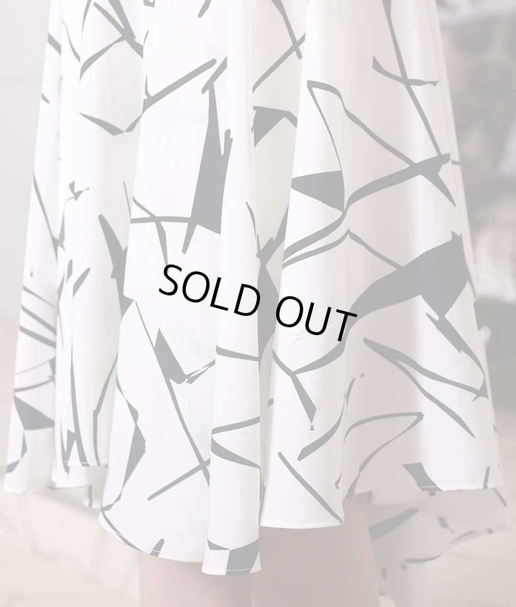 画像12: [SALE品のため返品不可＆再入荷なしの現品限り][韓国製][rinfarre]ホワイト×ブラック・肩リボン・ノースリーブ・Vネック・アシメントリー Aライン・フレア・ミディアムドレス[黒木麗奈着用] (12)