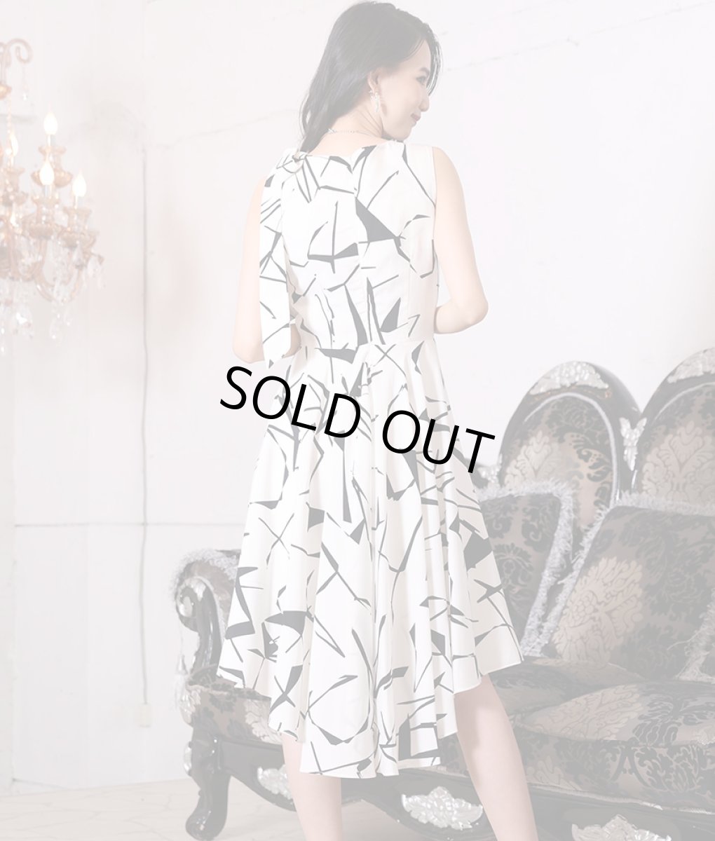 画像3: [SALE品のため返品不可＆再入荷なしの現品限り][韓国製][rinfarre]ホワイト×ブラック・肩リボン・ノースリーブ・Vネック・アシメントリー Aライン・フレア・ミディアムドレス[黒木麗奈着用] (3)