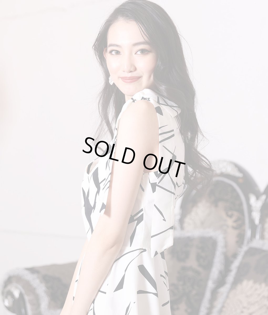 画像4: [SALE品のため返品不可＆再入荷なしの現品限り][韓国製][rinfarre]ホワイト×ブラック・肩リボン・ノースリーブ・Vネック・アシメントリー Aライン・フレア・ミディアムドレス[黒木麗奈着用] (4)