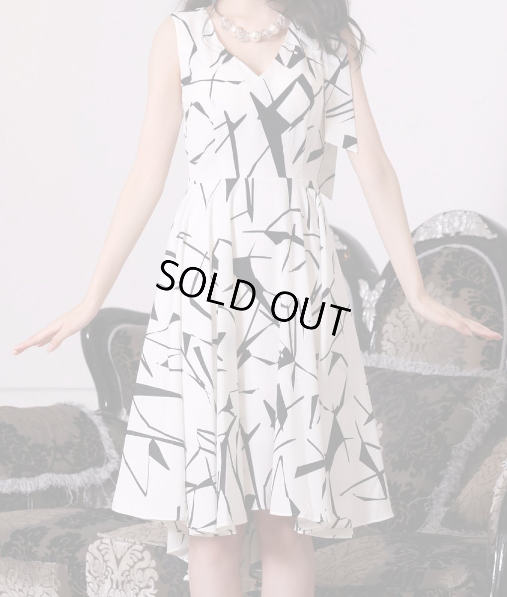 画像6: [SALE品のため返品不可＆再入荷なしの現品限り][韓国製][rinfarre]ホワイト×ブラック・肩リボン・ノースリーブ・Vネック・アシメントリー Aライン・フレア・ミディアムドレス[黒木麗奈着用] (6)