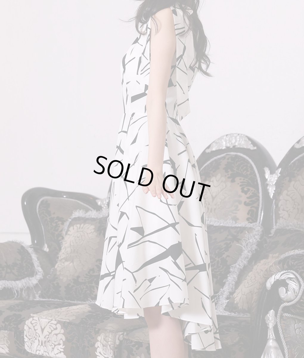 画像7: [SALE品のため返品不可＆再入荷なしの現品限り][韓国製][rinfarre]ホワイト×ブラック・肩リボン・ノースリーブ・Vネック・アシメントリー Aライン・フレア・ミディアムドレス[黒木麗奈着用] (7)