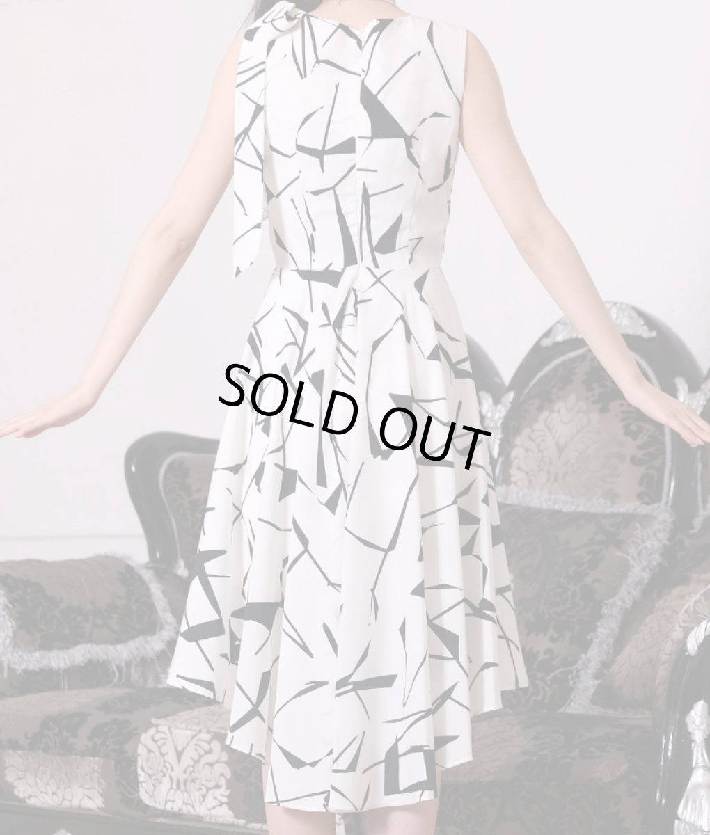 画像8: [SALE品のため返品不可＆再入荷なしの現品限り][韓国製][rinfarre]ホワイト×ブラック・肩リボン・ノースリーブ・Vネック・アシメントリー Aライン・フレア・ミディアムドレス[黒木麗奈着用] (8)