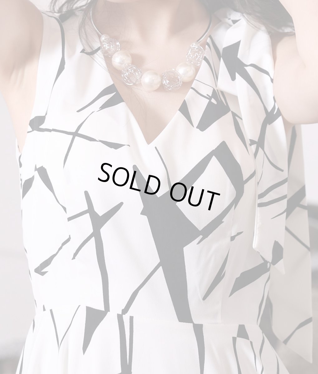 画像9: [SALE品のため返品不可＆再入荷なしの現品限り][韓国製][rinfarre]ホワイト×ブラック・肩リボン・ノースリーブ・Vネック・アシメントリー Aライン・フレア・ミディアムドレス[黒木麗奈着用] (9)