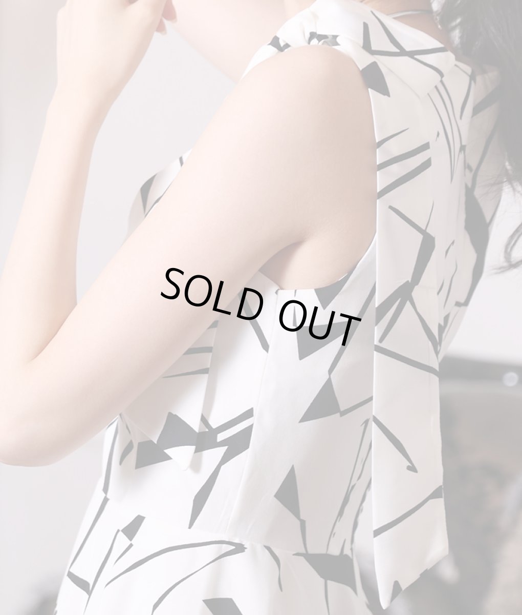 画像10: [SALE品のため返品不可＆再入荷なしの現品限り][韓国製][rinfarre]ホワイト×ブラック・肩リボン・ノースリーブ・Vネック・アシメントリー Aライン・フレア・ミディアムドレス[黒木麗奈着用] (10)