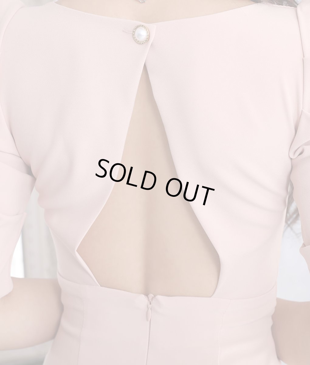 画像11: [SALE品のため返品不可＆再入荷なしの現品限り][韓国製][rinfarre]ピンクベージュ・シンプル・無地・Vネック・パフスリーブ・切り替え・背中開き・五分袖・タイト・ミディアムドレス・ワンピース[MIRIN着用] (11)