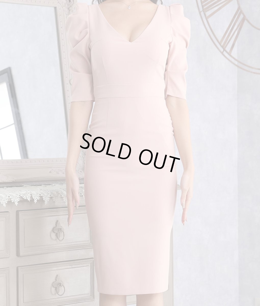 画像6: [SALE品のため返品不可＆再入荷なしの現品限り][韓国製][rinfarre]ピンクベージュ・シンプル・無地・Vネック・パフスリーブ・切り替え・背中開き・五分袖・タイト・ミディアムドレス・ワンピース[MIRIN着用] (6)