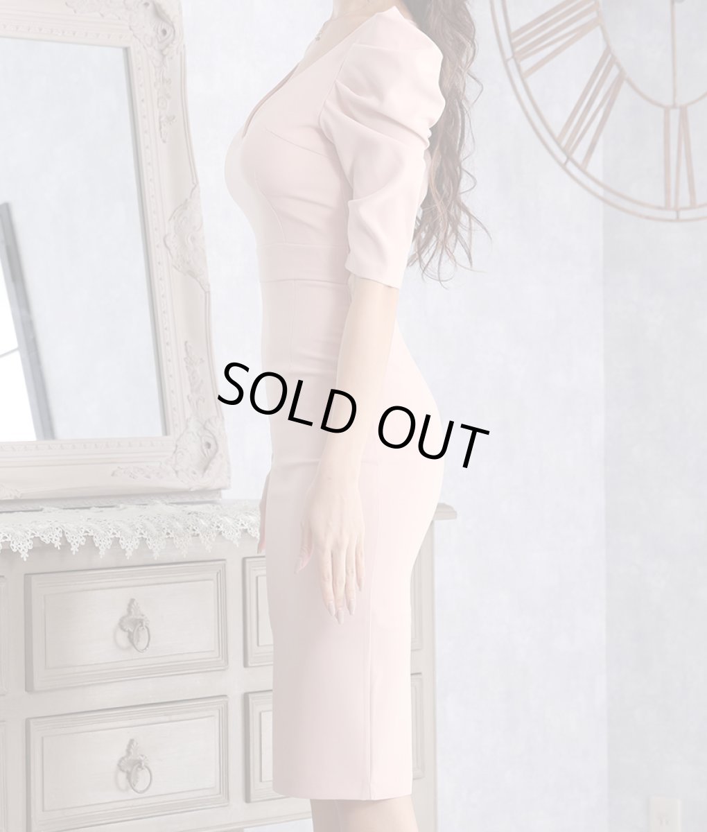 画像7: [SALE品のため返品不可＆再入荷なしの現品限り][韓国製][rinfarre]ピンクベージュ・シンプル・無地・Vネック・パフスリーブ・切り替え・背中開き・五分袖・タイト・ミディアムドレス・ワンピース[MIRIN着用] (7)