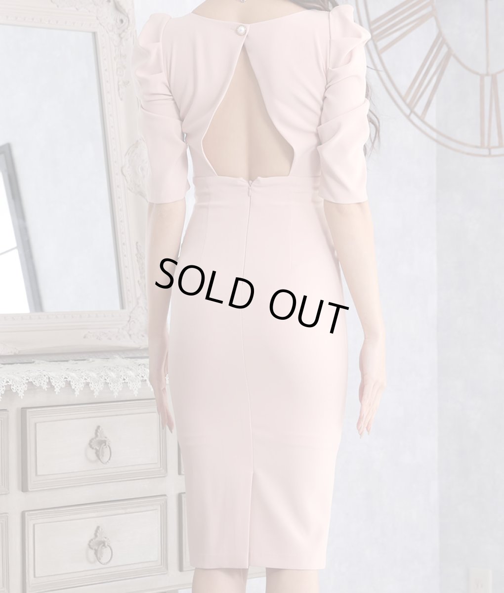 画像8: [SALE品のため返品不可＆再入荷なしの現品限り][韓国製][rinfarre]ピンクベージュ・シンプル・無地・Vネック・パフスリーブ・切り替え・背中開き・五分袖・タイト・ミディアムドレス・ワンピース[MIRIN着用] (8)