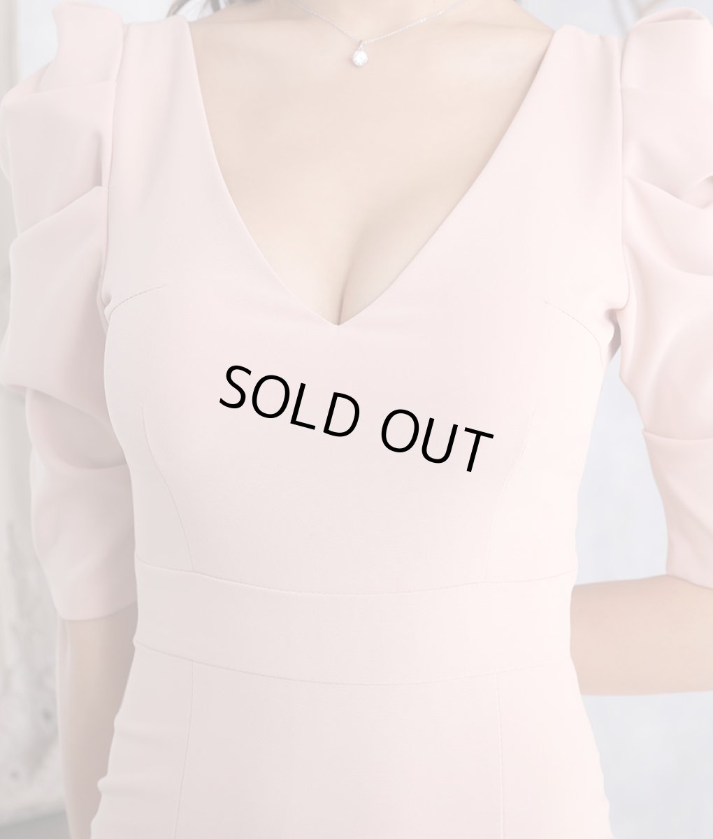 画像9: [SALE品のため返品不可＆再入荷なしの現品限り][韓国製][rinfarre]ピンクベージュ・シンプル・無地・Vネック・パフスリーブ・切り替え・背中開き・五分袖・タイト・ミディアムドレス・ワンピース[MIRIN着用] (9)