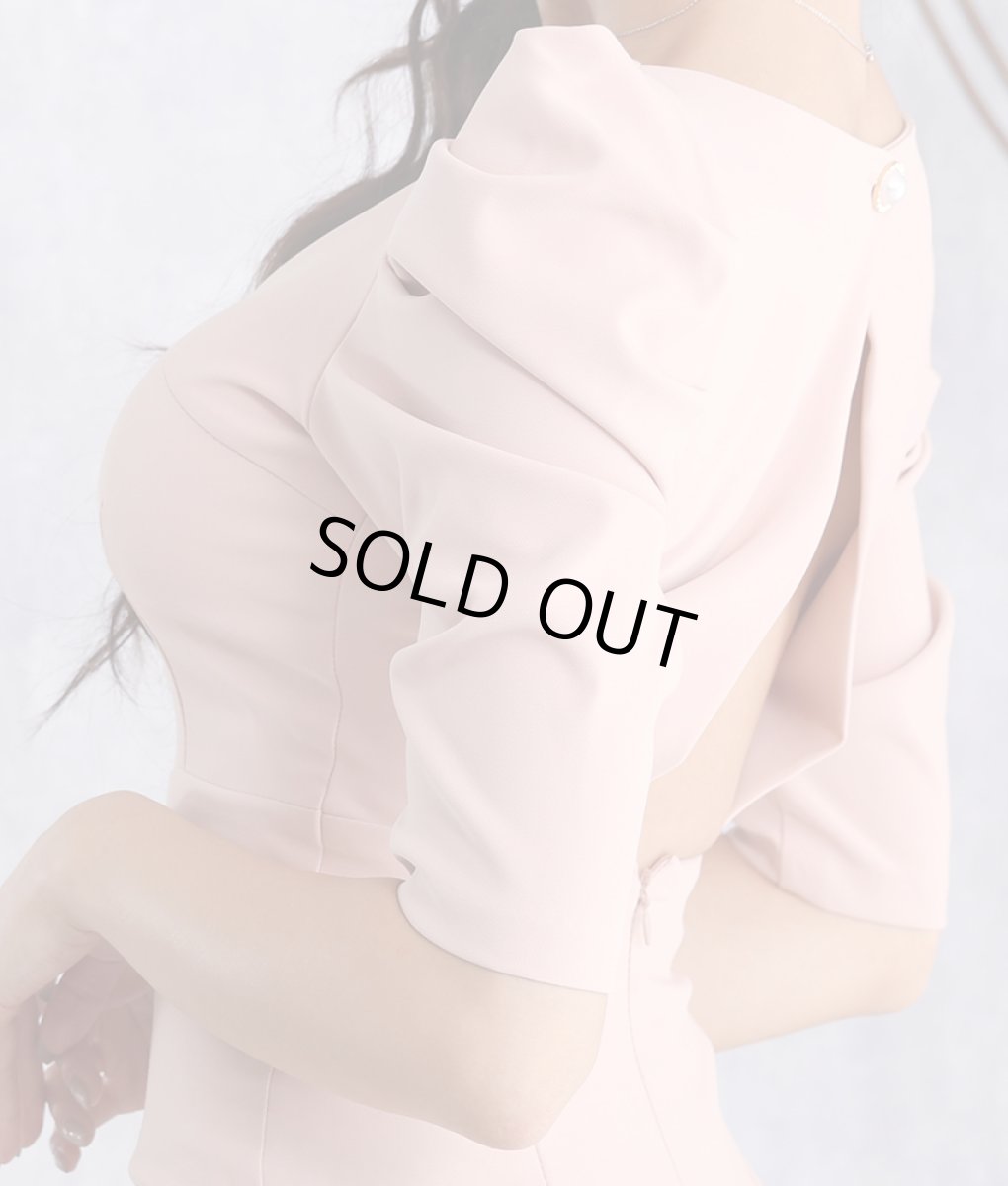 画像10: [SALE品のため返品不可＆再入荷なしの現品限り][韓国製][rinfarre]ピンクベージュ・シンプル・無地・Vネック・パフスリーブ・切り替え・背中開き・五分袖・タイト・ミディアムドレス・ワンピース[MIRIN着用] (10)