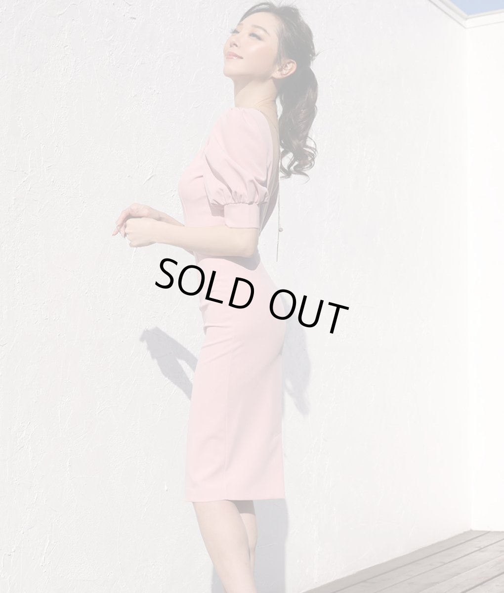 画像2: [セール品のため返品不可＆再入荷なしの現品限り][韓国製][rinfarre]シンプル・ピンクベージュ・背中開き・ゴールドチェーン×一粒ジュエリー・タイト・ミディアムドレス・ワンピース[山崎みどり]my (2)