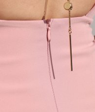 画像11: [セール品のため返品不可＆再入荷なしの現品限り][韓国製][rinfarre]シンプル・ピンクベージュ・背中開き・ゴールドチェーン×一粒ジュエリー・タイト・ミディアムドレス・ワンピース[山崎みどり]my (11)