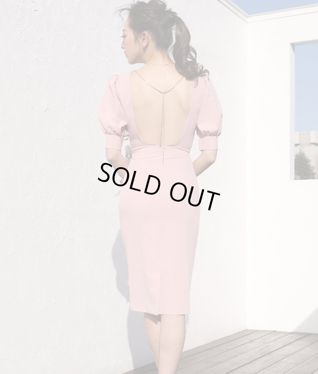 画像3: [セール品のため返品不可＆再入荷なしの現品限り][韓国製][rinfarre]シンプル・ピンクベージュ・背中開き・ゴールドチェーン×一粒ジュエリー・タイト・ミディアムドレス・ワンピース[山崎みどり]my (3)