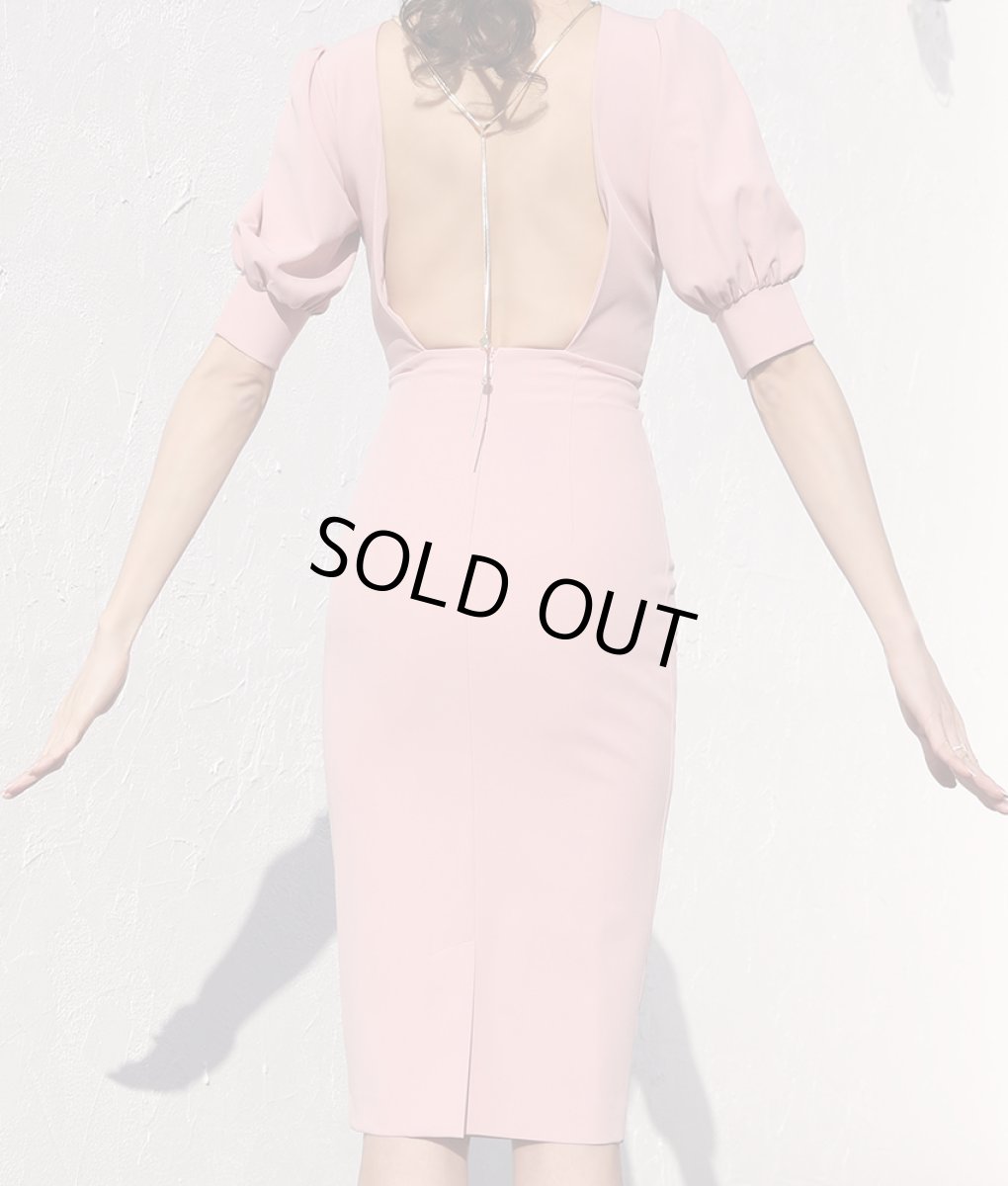 画像8: [セール品のため返品不可＆再入荷なしの現品限り][韓国製][rinfarre]シンプル・ピンクベージュ・背中開き・ゴールドチェーン×一粒ジュエリー・タイト・ミディアムドレス・ワンピース[山崎みどり]my (8)