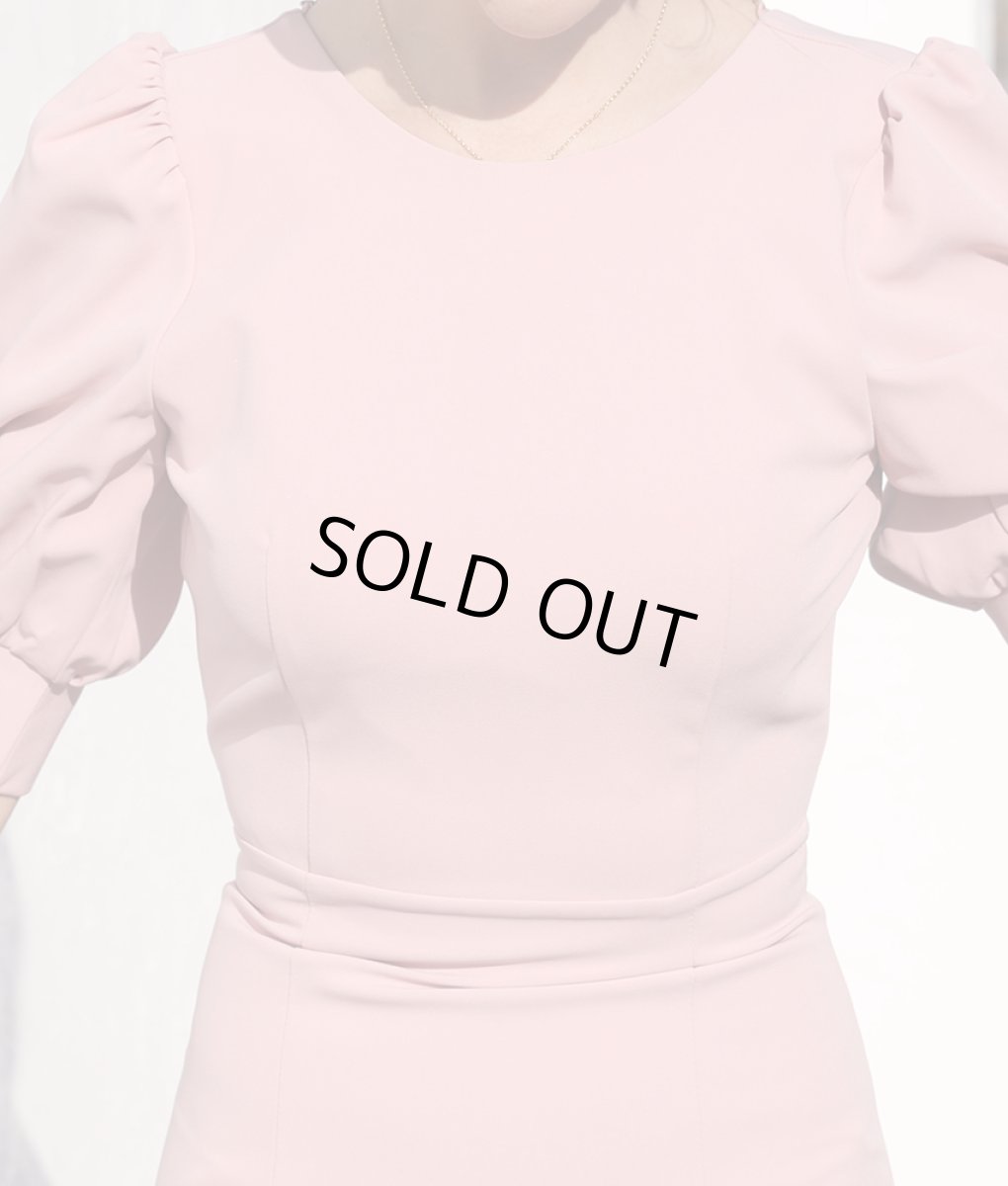 画像9: [セール品のため返品不可＆再入荷なしの現品限り][韓国製][rinfarre]シンプル・ピンクベージュ・背中開き・ゴールドチェーン×一粒ジュエリー・タイト・ミディアムドレス・ワンピース[山崎みどり]my (9)