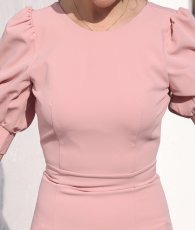 画像9: [セール品のため返品不可＆再入荷なしの現品限り][韓国製][rinfarre]シンプル・ピンクベージュ・背中開き・ゴールドチェーン×一粒ジュエリー・タイト・ミディアムドレス・ワンピース[山崎みどり]my (9)