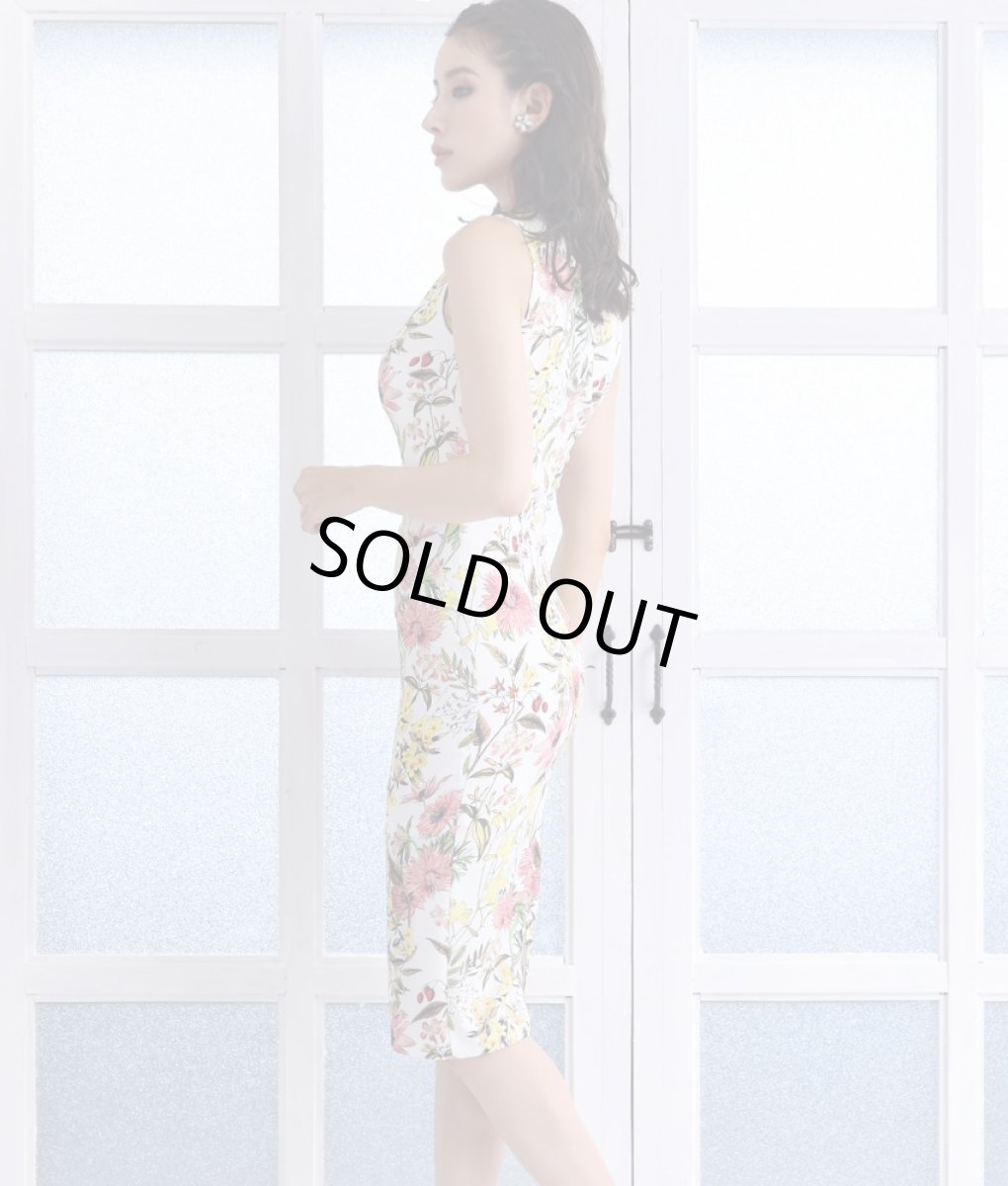 画像2: [韓国製][rinfarre]ホワイト×ピンク系花柄・ボタニカル・フェミニン・ボートネック・ノースリーブ・タイト・ミディアムドレス・ワンピース[MIRIN着用][送料無料] (2)