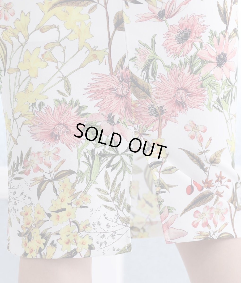 画像11: [韓国製][rinfarre]ホワイト×ピンク系花柄・ボタニカル・フェミニン・ボートネック・ノースリーブ・タイト・ミディアムドレス・ワンピース[MIRIN着用][送料無料] (11)