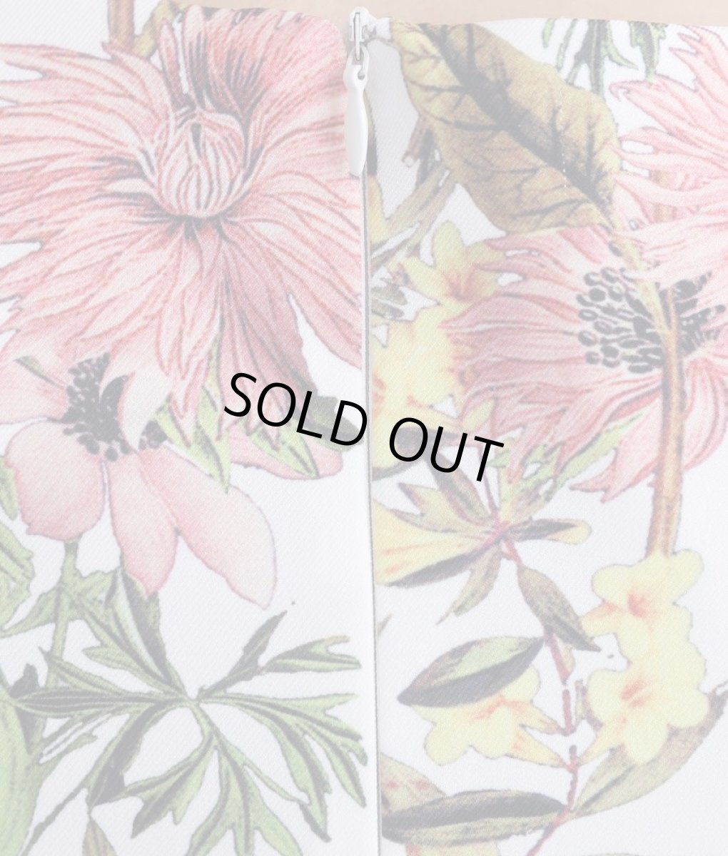 画像12: [韓国製][rinfarre]ホワイト×ピンク系花柄・ボタニカル・フェミニン・ボートネック・ノースリーブ・タイト・ミディアムドレス・ワンピース[MIRIN着用][送料無料] (12)