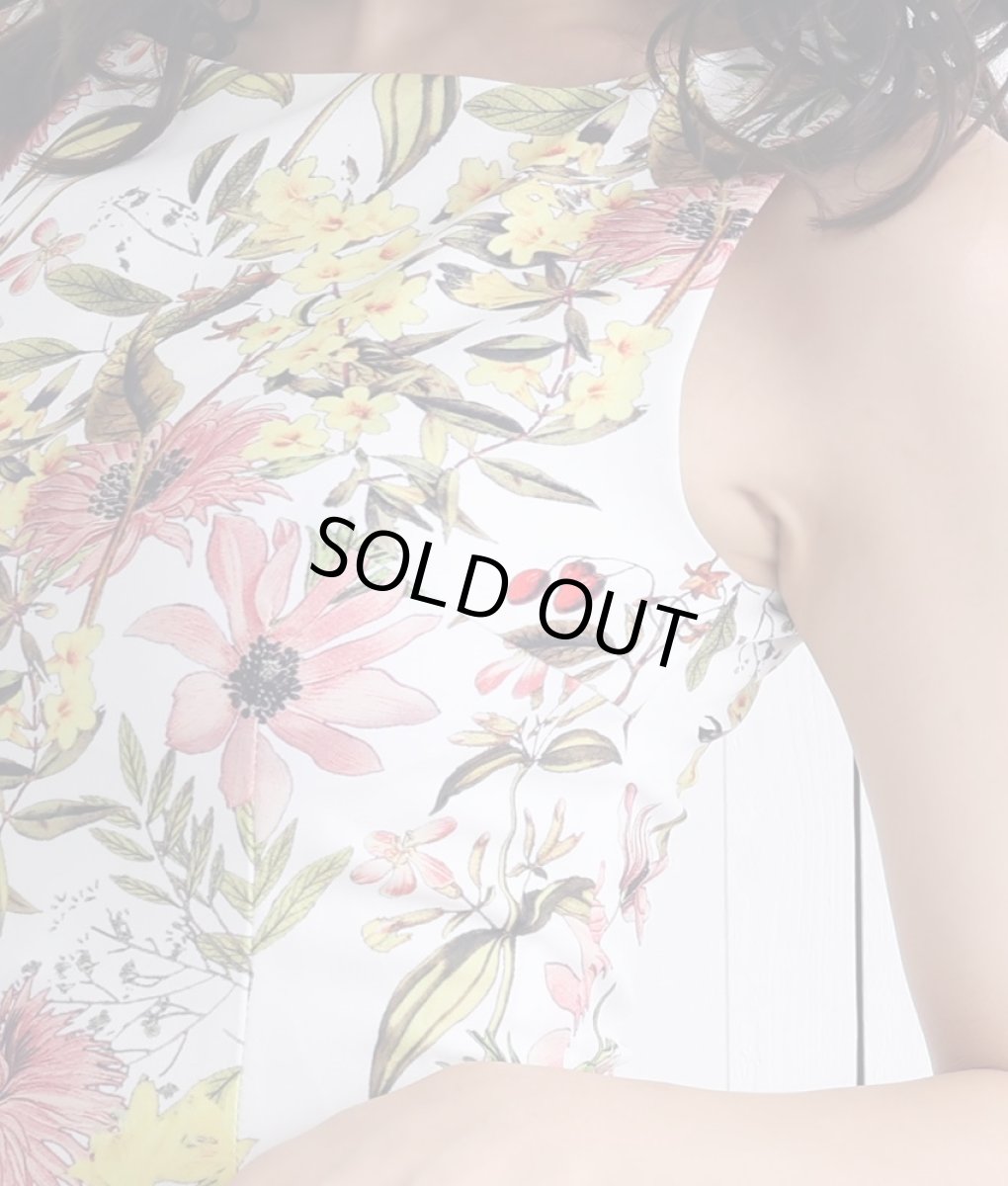 画像9: [韓国製][rinfarre]ホワイト×ピンク系花柄・ボタニカル・フェミニン・ボートネック・ノースリーブ・タイト・ミディアムドレス・ワンピース[MIRIN着用][送料無料] (9)