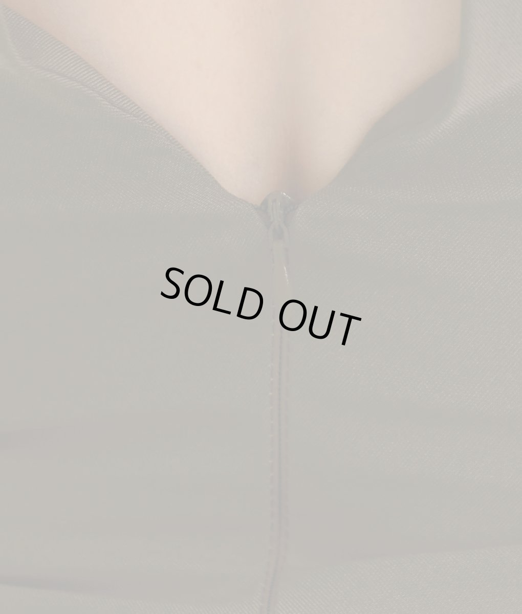 画像13: [韓国製][rinfarre]ダーク系・シンプル・無地・ボートネック・フロントクロス・ノースリーブ・タイト・ミディアムドレス・ワンピース[山崎みどり着用][送料無料]myall (13)