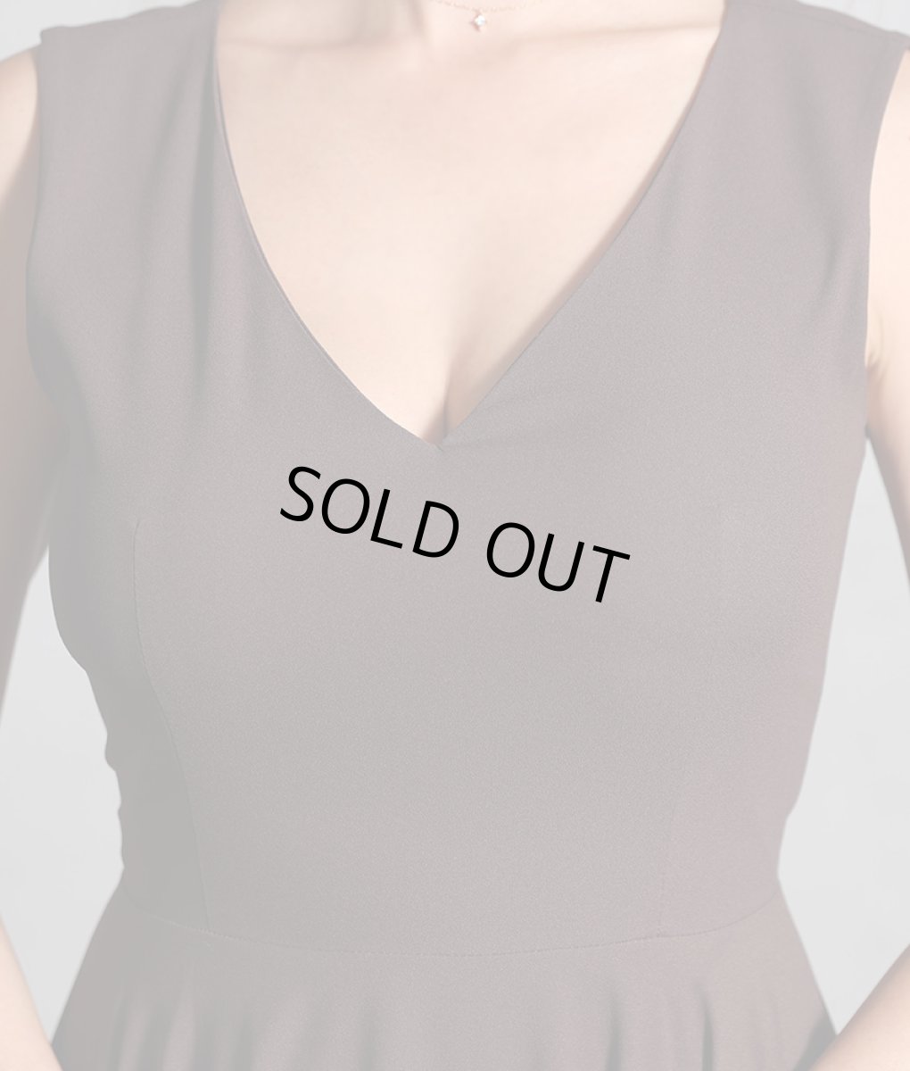 画像11: [韓国製][rinfarre][SALE品のため返品不可＆再入荷なしの現品限り]大人カラー・無地・ノースリーブ・Vネック・アシメントリー・Aライン・フレア・ミディアムドレス[山崎みどり・関あいか着用][送料無料]mybr (11)