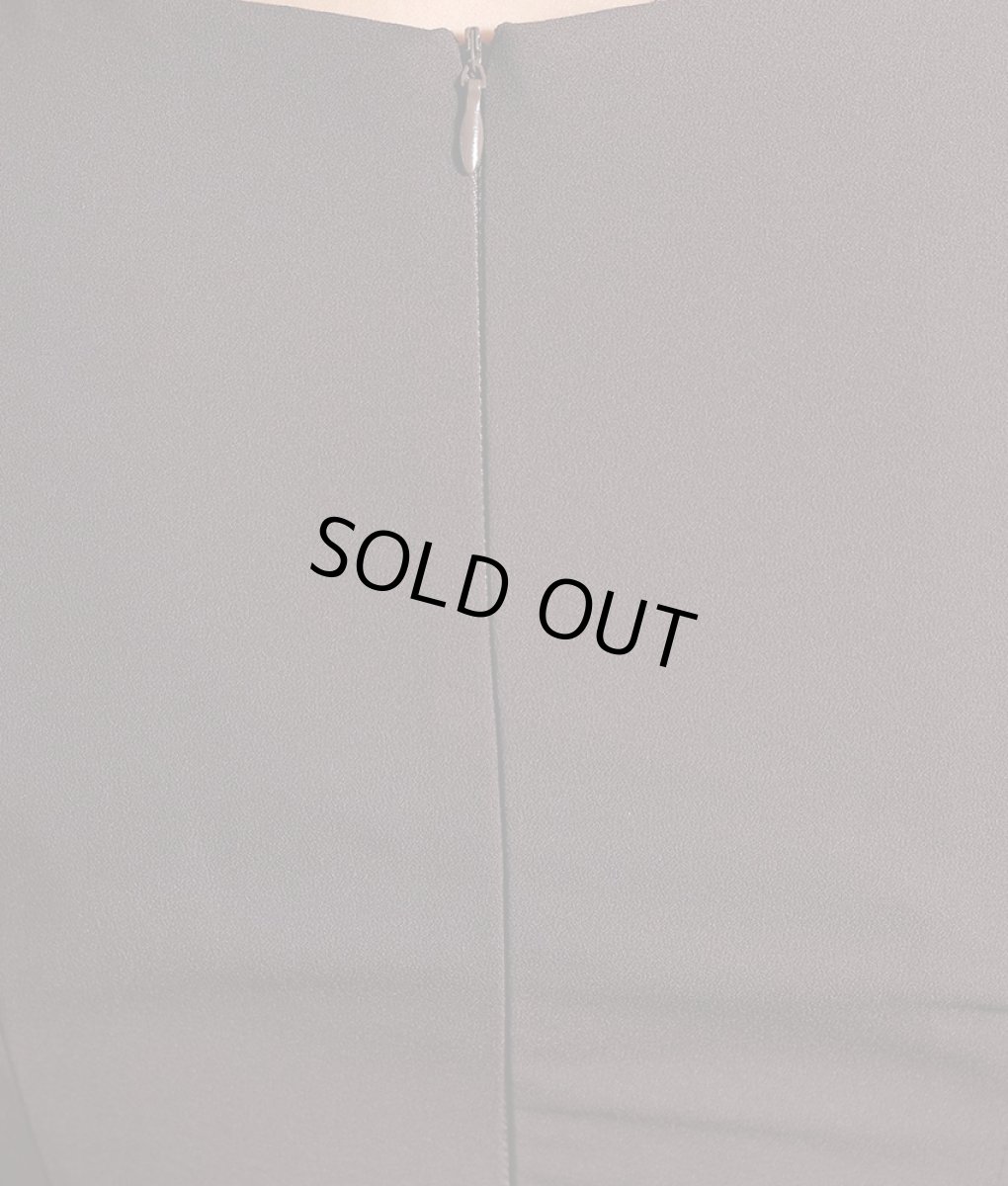 画像12: [韓国製][rinfarre][SALE品のため返品不可＆再入荷なしの現品限り]大人カラー・無地・ノースリーブ・Vネック・アシメントリー・Aライン・フレア・ミディアムドレス[山崎みどり・関あいか着用][送料無料]mybr (12)