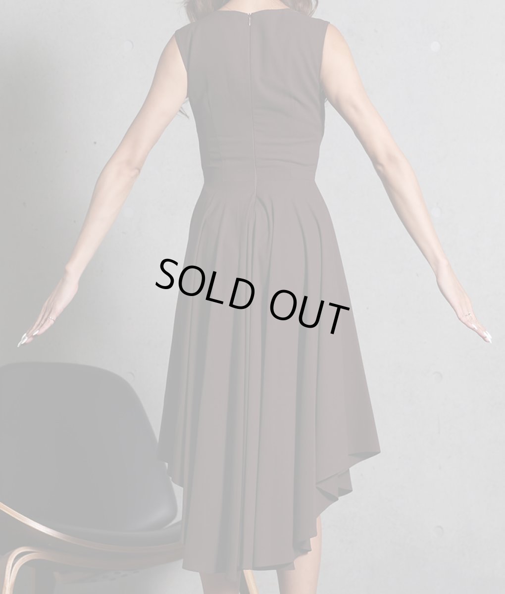 画像9: [韓国製][rinfarre][SALE品のため返品不可＆再入荷なしの現品限り]大人カラー・無地・ノースリーブ・Vネック・アシメントリー・Aライン・フレア・ミディアムドレス[山崎みどり・関あいか着用][送料無料]mybr (9)