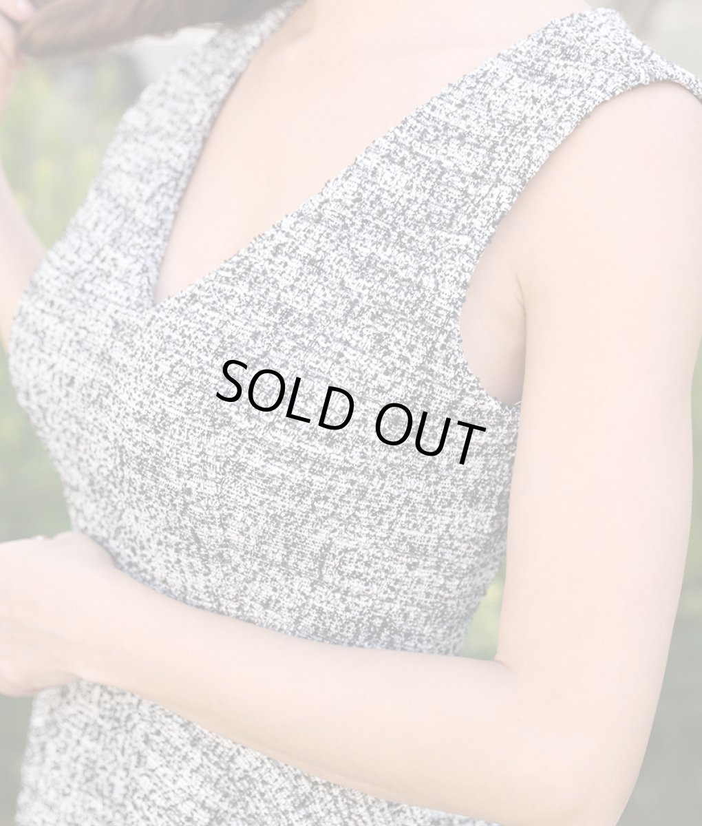 画像11: [SALE品のため返品不可＆再入荷なしの現品限り][韓国製][rinfarre]ツイード・ノースリーブ・Vネック・アシメントリー・Aライン・フレア・ミディアムドレス[山崎みどり・MIRIN着用] (11)