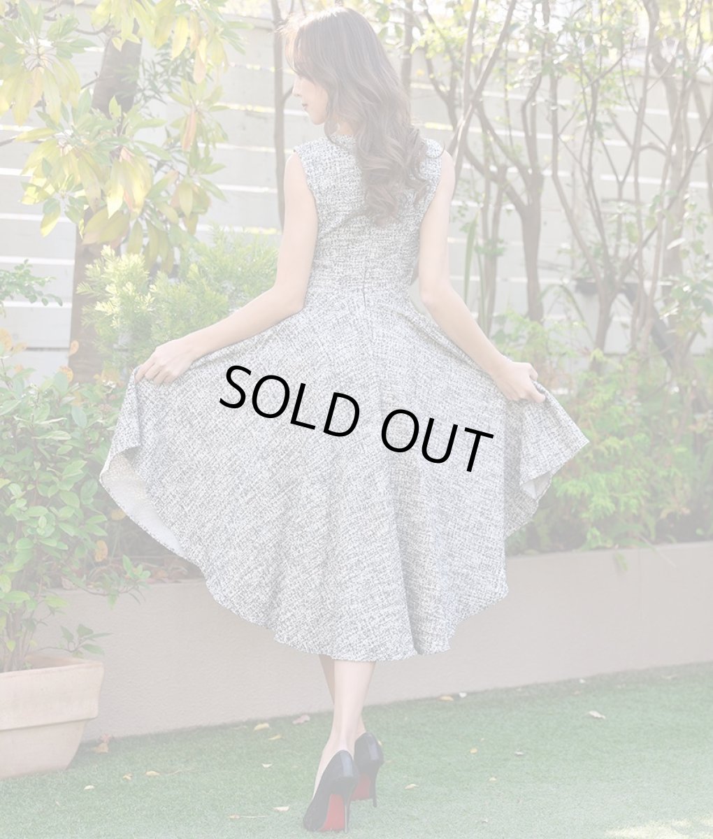 画像4: [SALE品のため返品不可＆再入荷なしの現品限り][韓国製][rinfarre]ツイード・ノースリーブ・Vネック・アシメントリー・Aライン・フレア・ミディアムドレス[山崎みどり・MIRIN着用] (4)