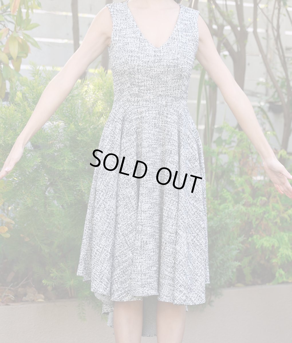 画像7: [SALE品のため返品不可＆再入荷なしの現品限り][韓国製][rinfarre]ツイード・ノースリーブ・Vネック・アシメントリー・Aライン・フレア・ミディアムドレス[山崎みどり・MIRIN着用] (7)