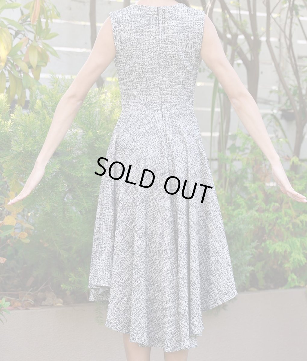 画像9: [SALE品のため返品不可＆再入荷なしの現品限り][韓国製][rinfarre]ツイード・ノースリーブ・Vネック・アシメントリー・Aライン・フレア・ミディアムドレス[山崎みどり・MIRIN着用] (9)