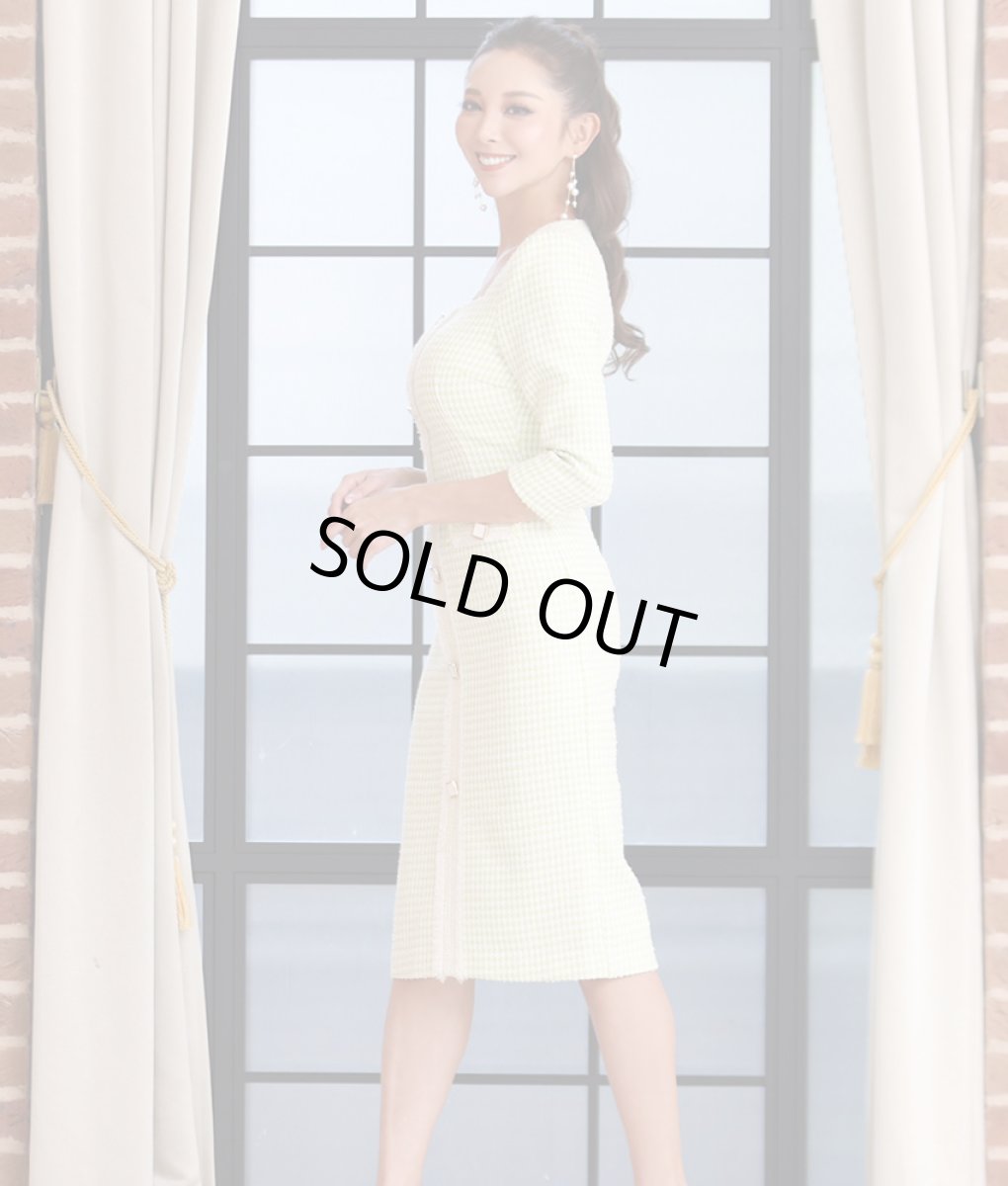 画像2: [SALE品のため返品不可＆再入荷なしの現品限り][韓国製][rinfarre]グリーン系・ツイード・飾りボタン・スクエアネック・七分袖・タイト・ミディアムドレス・ワンピース[山崎みどり着用]my (2)