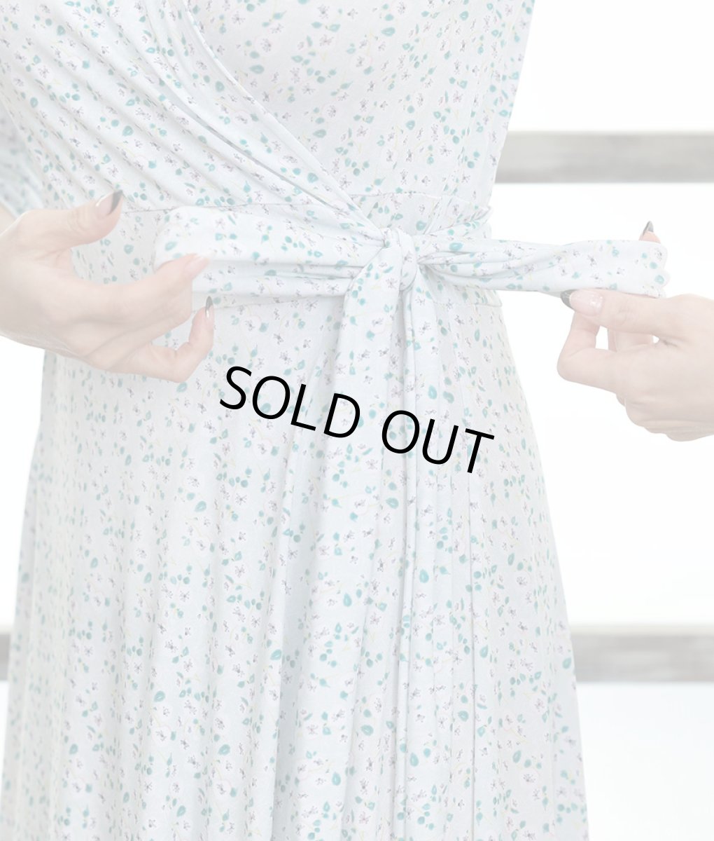 画像11: [韓国製][rinfarre][SALE品のため返品不可＆再入荷なしの現品限り]ミニアジサイ柄・花柄・ミントグリーン ジオメトリック・Vネック カシュクール・七分袖・マキシ・ロングドレス・ワンピース[山崎みどり着用][送料無料] (11)